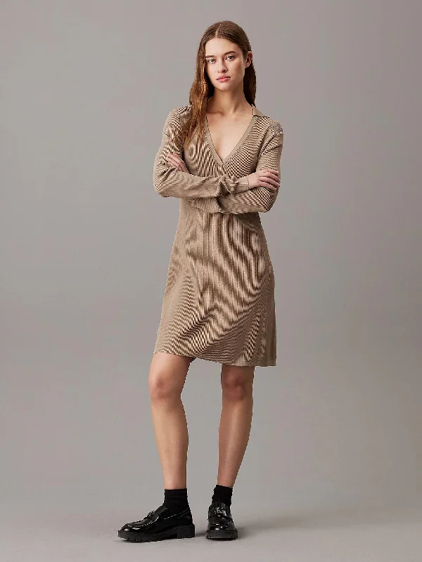 Γυναικείο φόρεμα πλεκτό V-NECK RAYON SWEATER DRESS J20J224462PAV | J20J224462PAV Turtle Neck Boat Neck Asymmetrical Neck Γυναικείο φόρεμα πλεκτό V-NECK RAYON SWEATER DRESS J20J224462PAV | J20J224462PAV Turtle Neck Boat Neck Asymmetrical Neck
